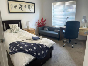 Melbourne Lakes warm house